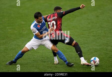 Maxime Colin von Birmingham City (links) und Arnaut Danjuma von AFC Bournemouth kämpfen während des Sky Bet Championship-Spiels im St. Andrew's Billion Trophy Stadium in Birmingham um den Ball. Stockfoto