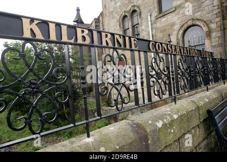 Kilbirnie North Ayrshire, Schottland, UK Straßenverbesserungen , neu eingerrichetes und restauriertes schmiedeeisernes Geländer mit Gold auf schwarzem Schriftzug mit der Aufschrift „Kilbirnie Conservation Town“ Stockfoto