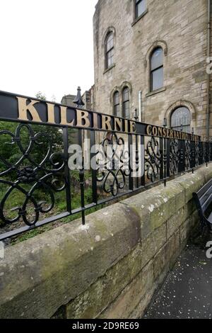 Kilbirnie North Ayrshire, Schottland, UK Straßenverbesserungen , neu eingerrichetes und restauriertes schmiedeeisernes Geländer mit Gold auf schwarzem Schriftzug mit der Aufschrift „Kilbirnie Conservation Town“ Stockfoto