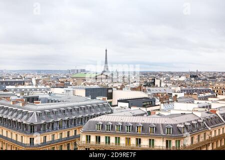 Paris Dächer Panoramablick . Frankreich Hauptstadt Citiscape mit Eiffelturm Stockfoto