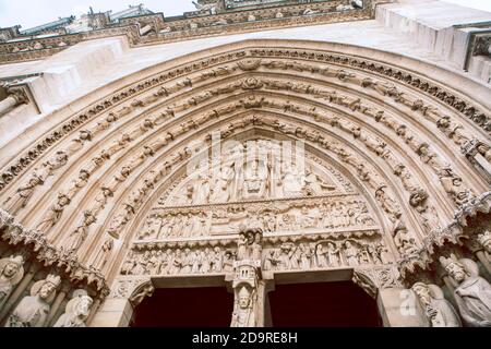 Kathedrale Notre Dame de Paris Haupteingang . Architektonische Details der Kirche im gotischen Stil Stockfoto