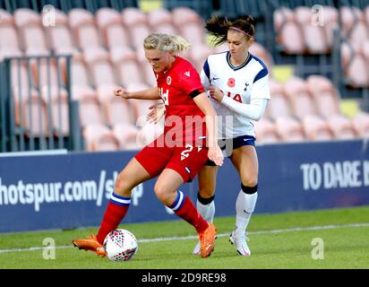 Tottenham Hotspur's Alex Morgan (rechts) und Reading's Kristine Bjordal Leine kämpfen während des FA Women's Super League Spiels im Hive Stadium, London um den Ball. Stockfoto