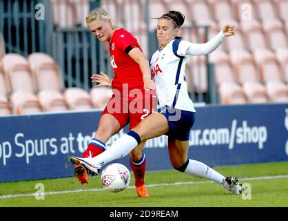 Tottenham Hotspur's Alex Morgan (rechts) und Reading's Kristine Bjordal Leine kämpfen während des FA Women's Super League Spiels im Hive Stadium, London um den Ball. Stockfoto