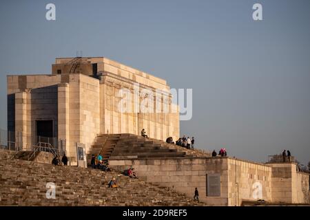 Nürnberg, Deutschland. November 2020. Ausflügler sitzen in der Abendsonne an der Zeppelin-Tribüne auf dem ehemaligen Reichsparteigelände. Seit Anfang der Woche ist in Deutschland eine teilweise Sperrung in Kraft. Quelle: Daniel Karmann/dpa/Alamy Live News Stockfoto