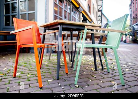 Hannover, Deutschland. November 2020. Leere Tische und unbesetzte Stühle stehen vor einem geschlossenen Restaurant im Stadtzentrum. Nach einer Zunahme der Coronainfektionen in der Region Hannover ist es nun erforderlich, Masken für stark frequentierte Bereiche im öffentlichen Raum zu tragen. Quelle: Hauke-Christian Dittrich/dpa/Alamy Live News Stockfoto