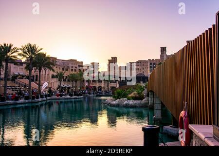 Dubai, Vereinigte Arabische Emirate - 20. April 2018: Sunst Blick in Madinat Jumeirah Resort und Restaurants, Freizeit Reisen vor Ort in Dubai Stockfoto