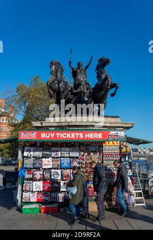 Boadicea und ihre Töchter Bronzestatue in Westminster, London, UK, über einem touristischen Verkaufsstand während der COVID 19 Sperre. Kaufen Sie hier Tickets für die Tour Stockfoto