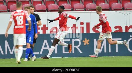 Mainz, Deutschland. November 2020. Fußball: Bundesliga, FSV Mainz 05 - FC Schalke 04, 7. Spieltag. Jean-Philippe Mateta aus Mainz jubelt nach seinem 2:1 Tor durch Elfmeterschießen. Quelle: Torsten Silz/dpa - WICHTIGER HINWEIS: Gemäß den Bestimmungen der DFL Deutsche Fußball Liga und des DFB Deutscher Fußball-Bund ist es untersagt, im Stadion und/oder aus dem Spiel aufgenommene Aufnahmen in Form von Sequenzbildern und/oder videoähnlichen Fotoserien zu nutzen oder auszunutzen./dpa/Alamy Live News Stockfoto