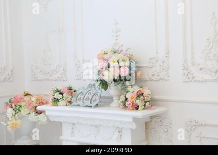 Festlicher Neujahrsbaum mit schönen Pelz-Baum Spielzeug geschmückt und Weihnachtsgeschenke in Geschenkpaketen und Festboxen Stockfoto