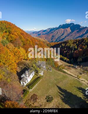 Luftaufnahme der herbstlichen Farben an der Alpe Blitz Kirche. Craveggia, Valle Vigezzo, val d'Ossola, Verbano Cusio Ossola, Piemont, Italien. Stockfoto