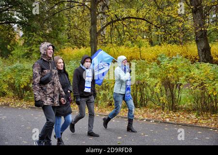 Sankt Petersburg. Russland. Oktober 24.2020.Zenit-Fans gehen zu einem Fußballspiel.Sie gehen in die Zenit Arena, wo sie ihr Team anfeuern. Stockfoto