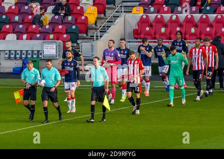 London, Großbritannien. November 2020. Die Mannschaften werden am 7. November 2020 zum Start des EFL Sky Bet Championship-Spiels zwischen Brentford und Middlesbrough im Brentford Community Stadium, London, England, auf den Platz geführt. Foto von Phil Hutchinson. Nur redaktionelle Verwendung, Lizenz für kommerzielle Nutzung erforderlich. Keine Verwendung bei Wetten, Spielen oder Veröffentlichungen einzelner Vereine/Vereine/Spieler. Kredit: UK Sports Pics Ltd/Alamy Live Nachrichten Stockfoto