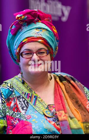 Camila Batmunghelidjh, Gründerin der Kindergesellschaft Charity. 2013 Shaftesbury Lecture, Harrow School, Harrow, London, Großbritannien Stockfoto