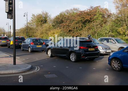 Stillstand Autoverkehr in Hampstead trotz 'Stay at Home' Anweisung während covid19 Pandemie. Stockfoto