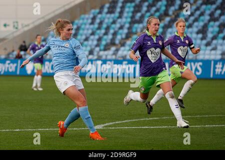 MANCHESTER, ENGLAND. 7. NOVEMBER Citys Laura Coombs schießt und punktet während des Barclays FA Women's Super League-Spiels zwischen Manchester City und Bristol City im Academy Stadium, Manchester am Samstag, 7. November 2020, um es 2-1 zu erreichen. (Kredit: Chris Donnelly, MI News) Kredit: MI Nachrichten & Sport /Alamy Live Nachrichten Stockfoto