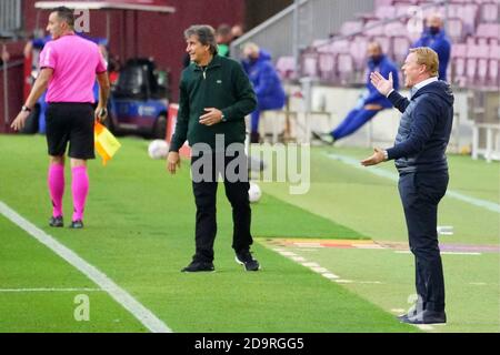 Barcelona, Spanien. November 2020. Spanische La Liga Fußballspiel Barcelona gegen Betis im Camp Nou Stadion, Barcelona, November 07, 2020 Spieler: Trainer Manuel Pellegrini, Coach Ronald Koeman La Liga/Cordon Press Credit: CORDON PRESS/Alamy Live News Stockfoto