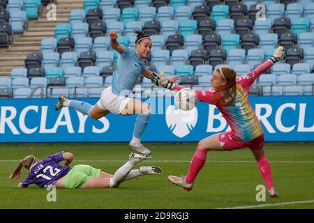 MANCHESTER, ENGLAND. 7. NOVEMBER Citys Lucy Bronze schießt und erzielt es 4-1 während des Barclays FA Women's Super League-Spiels zwischen Manchester City und Bristol City im Academy Stadium, Manchester am Samstag, 7. November 2020. (Kredit: Chris Donnelly, MI News) Kredit: MI Nachrichten & Sport /Alamy Live Nachrichten Stockfoto