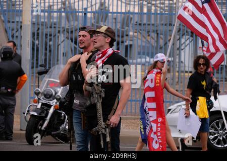 Phoenix, Arizona, USA. November 2020. Anhänger von Präsident Trump sammeln sich vor dem Maricopa County Tabultion and Election Center, nachdem der Präsident seine Anhänger aufgefordert hatte, die Wahl zu verteidigen und Wahlbetrug zu fordern. Seine Anschuldigungen haben keinen Beweis, der seine Anhänger nicht davon abgehalten hat, grundlose Verschwörungstheorien zu wiederholen. Bewaffnete MAGA-Unterstützer, darunter Mitglieder der Arizona Patriot Movement und die Eid Keepers, tauchten mit langen Gewehren auf, um Demonstranten vor percieved Drohungen von Black Lives Matters und Antifa zu schützen. Quelle: Christopher Brown/ZUMA Wire/Alamy Live News Stockfoto