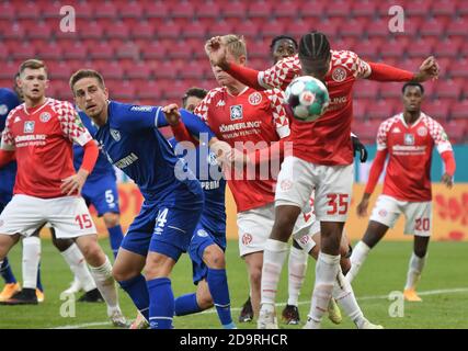 Mainz, Deutschland. November 2020. Fußball: Bundesliga, FSV Mainz 05 - FC Schalke 04, 7. Spieltag. Leandro Barreiro (l) aus Mainz führt einen Ball an. Quelle: Torsten Silz/dpa - WICHTIGER HINWEIS: Gemäß den Bestimmungen der DFL Deutsche Fußball Liga und des DFB Deutscher Fußball-Bund ist es untersagt, im Stadion und/oder aus dem Spiel aufgenommene Aufnahmen in Form von Sequenzbildern und/oder videoähnlichen Fotoserien zu nutzen oder auszunutzen./dpa/Alamy Live News Stockfoto