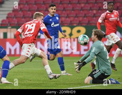 Mainz, Deutschland. November 2020. Fußball: Bundesliga, FSV Mainz 05 - FC Schalke 04, 7. Spieltag. Jonathan Burkhardt aus Mainz scheitert an Schalkes Torwart Frederik Rönnow. Quelle: Torsten Silz/dpa - WICHTIGER HINWEIS: Gemäß den Bestimmungen der DFL Deutsche Fußball Liga und des DFB Deutscher Fußball-Bund ist es untersagt, im Stadion und/oder aus dem Spiel aufgenommene Aufnahmen in Form von Sequenzbildern und/oder videoähnlichen Fotoserien zu nutzen oder auszunutzen./dpa/Alamy Live News Stockfoto