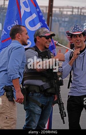 Phoenix, Arizona, USA. November 2020. Anhänger von Präsident Trump sammeln sich vor dem Maricopa County Tabultion and Election Center, nachdem der Präsident seine Anhänger aufgefordert hatte, die Wahl zu verteidigen und Wahlbetrug zu fordern. Seine Anschuldigungen haben keinen Beweis, der seine Anhänger nicht davon abgehalten hat, grundlose Verschwörungstheorien zu wiederholen. Bewaffnete MAGA-Unterstützer, darunter Mitglieder der Arizona Patriot Movement und die Eid Keepers, tauchten mit langen Gewehren auf, um Demonstranten vor percieved Drohungen von Black Lives Matters und Antifa zu schützen. Quelle: Christopher Brown/ZUMA Wire/Alamy Live News Stockfoto