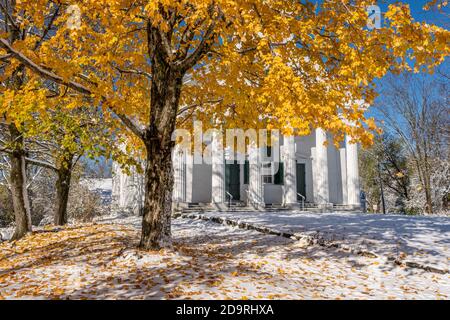 Die Universalist - Unitarian Church auf der Petersham, MA Stadt gemeinsam nach einem Halloween-Tag Schneesturm Stockfoto