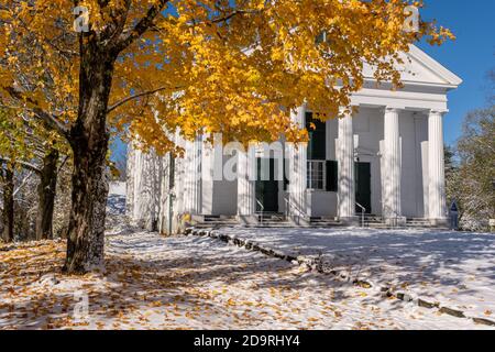 Die Universalist - Unitarian Church auf der Petersham, MA Stadt gemeinsam nach einem Halloween-Tag Schneesturm Stockfoto