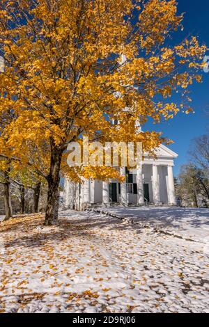 Die Universalist - Unitarian Church auf der Petersham, MA Stadt gemeinsam nach einem Halloween-Tag Schneesturm Stockfoto