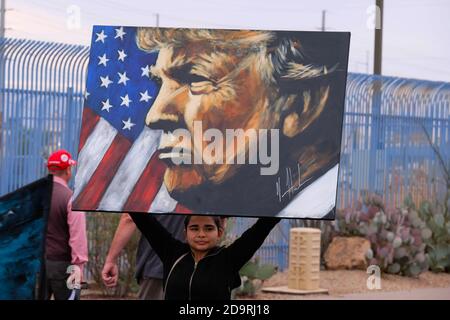 Phoenix, Arizona, USA. November 2020. Anhänger von Präsident Trump sammeln sich vor dem Maricopa County Tabultion and Election Center, nachdem der Präsident seine Anhänger aufgefordert hatte, die Wahl zu verteidigen und Wahlbetrug zu fordern. Seine Anschuldigungen haben keinen Beweis, der seine Anhänger nicht davon abgehalten hat, grundlose Verschwörungstheorien zu wiederholen. Bewaffnete MAGA-Unterstützer, darunter Mitglieder der Arizona Patriot Movement und die Eid Keepers, tauchten mit langen Gewehren auf, um Demonstranten vor percieved Drohungen von Black Lives Matters und Antifa zu schützen. Quelle: Christopher Brown/ZUMA Wire/Alamy Live News Stockfoto