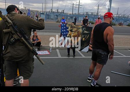 Phoenix, Arizona, USA. November 2020. Anhänger von Präsident Trump sammeln sich vor dem Maricopa County Tabultion and Election Center, nachdem der Präsident seine Anhänger aufgefordert hatte, die Wahl zu verteidigen und Wahlbetrug zu fordern. Seine Anschuldigungen haben keinen Beweis, der seine Anhänger nicht davon abgehalten hat, grundlose Verschwörungstheorien zu wiederholen. Bewaffnete MAGA-Unterstützer, darunter Mitglieder der Arizona Patriot Movement und die Eid Keepers, tauchten mit langen Gewehren auf, um Demonstranten vor percieved Drohungen von Black Lives Matters und Antifa zu schützen. Quelle: Christopher Brown/ZUMA Wire/Alamy Live News Stockfoto