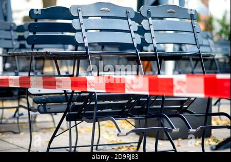 Hannover, Deutschland. November 2020. Tische und Stühle befinden sich vor einem geschlossenen Restaurant im Stadtzentrum. Die Bundes- und Landesregierungen haben eine teilweise Sperrung beschlossen. Restaurants, Bars und Pubs müssen geschlossen bleiben. Quelle: Hauke-Christian Dittrich/dpa/Alamy Live News Stockfoto