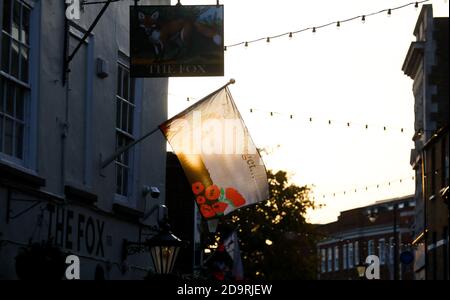 London, Großbritannien. 7. November 2020 damit wir nicht vergessen Flagge in Twickenham als die Sonne untergeht / untergeht Andrew Fosker / Alamy Live News Stockfoto