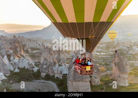 Heißluftballons fliegen über Kappadokien-Täler bei Sonnenaufgang Stockfoto