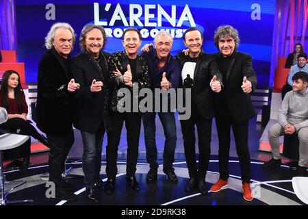 Rom, Italien. November 2020. Roma 12/04/2016 die Pooh Gäste der Show L'Arena Massimo Giletti in ihrem letzten Interview zusammen vor der Aufteilung in Fotos Riccardo Blätter Red Canzian Roby Facchinetti Massimo Giletti Dodi Battaglia und Stefano D Orazio Foto Massimo Insabato Kredit: Unabhängige Fotoagentur/Alamy Live News Stockfoto