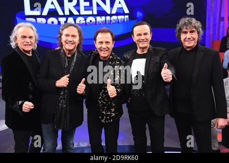 Rom, Italien. November 2020. Roma 12/04/2016 die Pooh Gäste der Show L'Arena Massimo Giletti in ihrem letzten Interview zusammen, bevor sie in Fotos Riccardo Blätter Red Canzian Roby Facchinetti Dodi Battaglia und Stefano D Orazio Foto Massimo Insabato Kredit: Unabhängige Fotoagentur/Alamy Live News Stockfoto