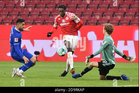 Mainz, Deutschland. November 2020. Fußball: Bundesliga, FSV Mainz 05 - FC Schalke 04, 7. Spieltag. Jean-Philippe Mateta (M) aus Mainz scheitert an Schalkes Ozan Kabak und Schalkes Torhüter Frederik Rönnow. Quelle: Torsten Silz/dpa - WICHTIGER HINWEIS: Gemäß den Bestimmungen der DFL Deutsche Fußball Liga und des DFB Deutscher Fußball-Bund ist es untersagt, im Stadion und/oder aus dem Spiel aufgenommene Aufnahmen in Form von Sequenzbildern und/oder videoähnlichen Fotoserien zu nutzen oder auszunutzen./dpa/Alamy Live News Stockfoto