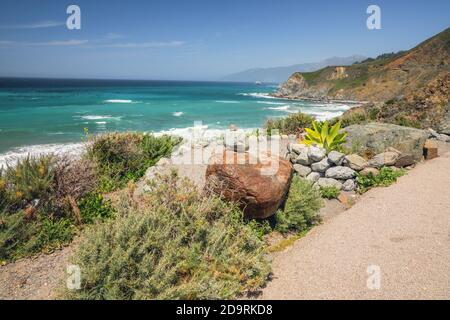 Big Sur, Monterey Conty, Kalifornien. Pazifik, Klippen und einheimische Pflanzen am Strand Stockfoto
