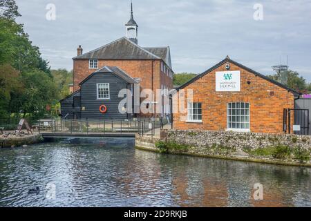 England, Hampshire, Whitchurch, Silk Mill & River Test Stockfoto