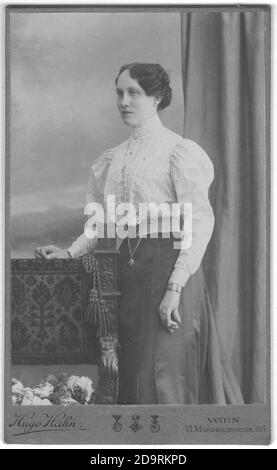 WIEN, ÖSTERREICH - UNGARN - UM 1910: Die alte Kabinettkarte zeigt das Porträt der Frau mittleren Alters. Das Foto wurde in einem Fotostudio aufgenommen. Edwardianische Haare Stockfoto