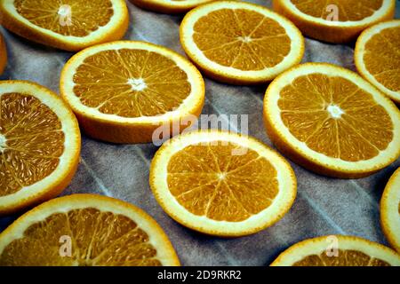 Vorbereitung von getrockneten Orangen. Selektiver Fokus auf frische Orangenscheiben. Nahaufnahme Stockfoto