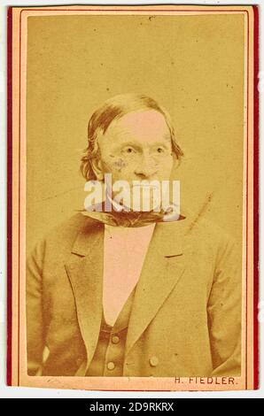 Vintage Kabinettkarte zeigt Porträt des älteren Mannes. Das Foto wurde in einem Fotostudio aufgenommen. Edwardianische Ära. Das Foto wurde in Österreich-Ungarn aufgenommen Stockfoto