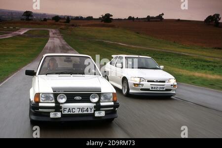 Ford RS Escort RS1600i 1982 (links) und Ford Escort RS Cosworth (Rechts) 1994 Stockfoto