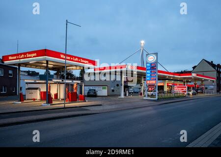 Esso Tankstelle in Cuxhaven, Deutschland. Esso ist die weltweit wichtigste Benzinmarke von ExxonMobil. Stockfoto