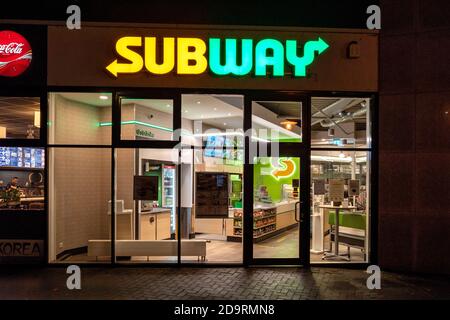 U-Bahn-Fast-Food-Restaurant in Cuxhaven, Deutschland. Subway ist die größte Restaurantkette mit einer Marke und der größte Restaurantbetreiber der Welt Stockfoto