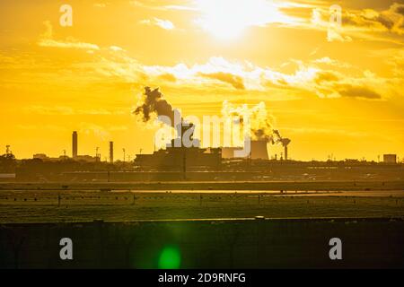 5. November 2020, Berlin, am Otto-Lilienthal-Flughafen Berlin-Tegel (IATA-Code: TXL, ICAO-Code: EDDT) die Lichter gehen langsam aus. Die letzten Starts und Landungen finden statt. Die letzte Maschine startet am Sonntag, 8. November, in Tegel. Foto am Abend mit einem schönen Abendhimmel. Im Hintergrund der rauchende Kühlturm und die Schornsteine aus dem Wärmekraftwerk Reuter West. Weltweite Nutzung Stockfoto