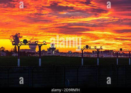 5. November 2020, Berlin, am Otto-Lilienthal-Flughafen Berlin-Tegel (IATA-Code: TXL, ICAO-Code: EDDT) die Lichter gehen langsam aus. Die letzten Starts und Landungen finden statt. Die letzte Maschine startet am Sonntag, 8. November, in Tegel. Foto am Abend mit einem schönen Abendhimmel. Im Hintergrund der rauchende Kühlturm und die Schornsteine aus dem Wärmekraftwerk Reuter West. Weltweite Nutzung Stockfoto