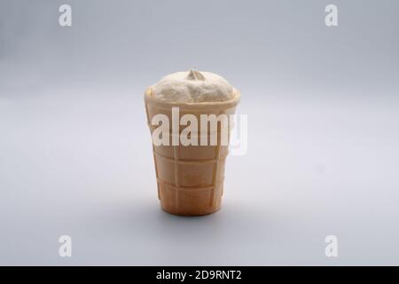 Cremiges Eis in einer Waffelbecher. Stockfoto