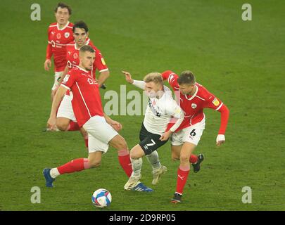 Kamil Jozwiak von Derby County (Mitte) und Mads Andersen von Barnsley (rechts) kämpfen während des Sky Bet Championship-Spiels im Pride Park Stadium, Derby, um den Ball. Stockfoto