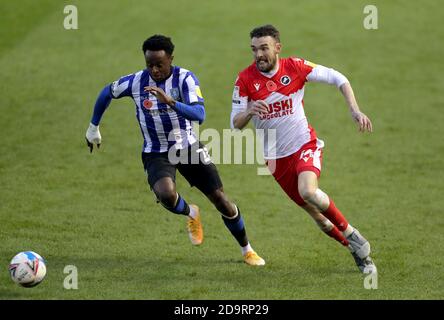 Moses Odubajo (links) von Sheffield am Mittwoch und Scott Malone von Millwall kämpfen während des Sky Bet Championship-Spiels im Hillsborough Stadium in Sheffield um den Ball. Stockfoto