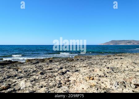 Der felsige Strand von Cala Pozzo im westlichen Teil der kleinen Insel Favignana, in der Nähe von Sizilien im Mittelmeer Stockfoto